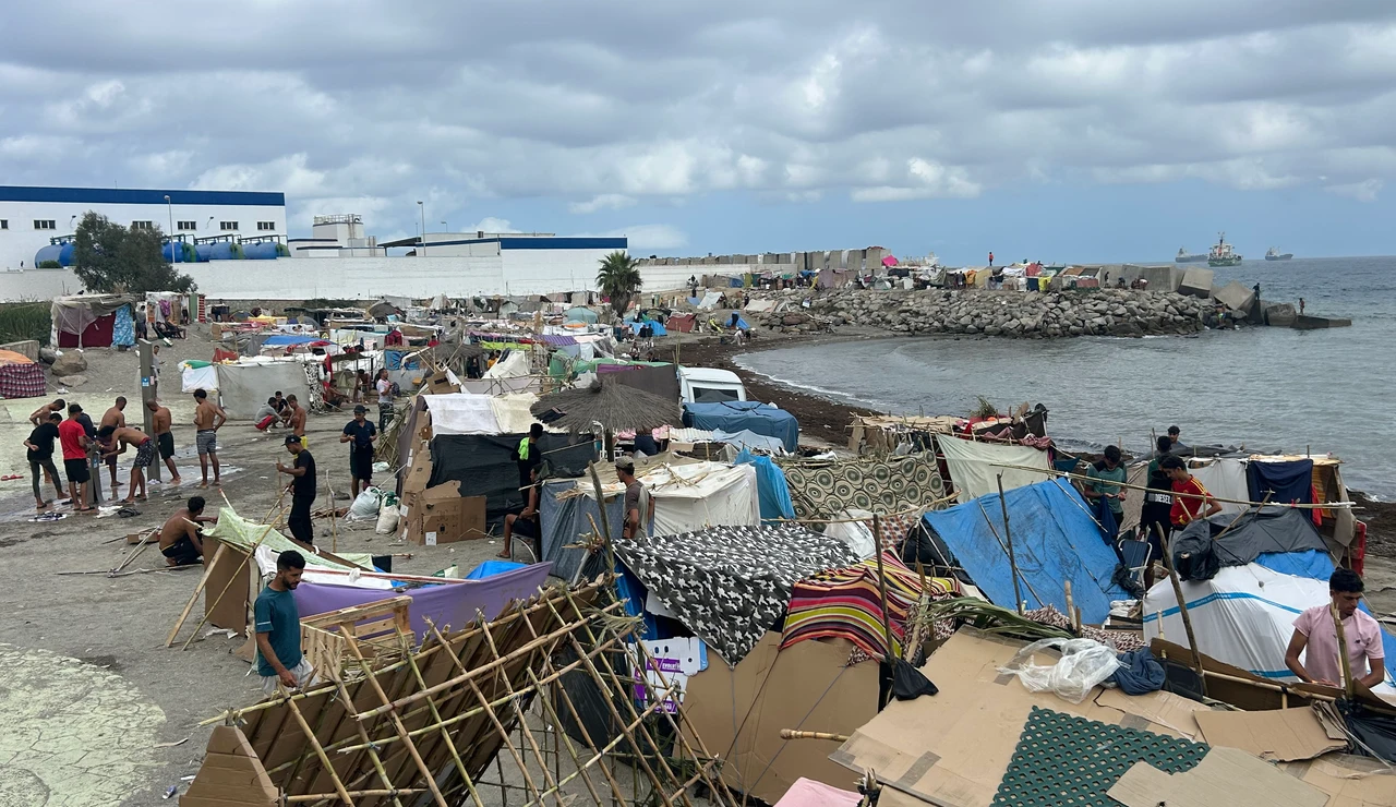 Nuevo asentamiento de migrantes en la playa de Benítez (Ceuta)