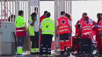 Tres muertos y 65 personas rescatadas tras ser localizada una neumática a 130 kilómetros de Lanzarote Tres muertos y 65 personas rescatadas tras ser localizada una neumática a 130 kilómetros de Lanzarote