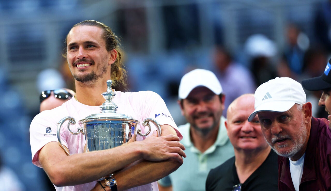 Alexander Zverev sonr&iacute;e con el trofeo del US Open el pasado domingo