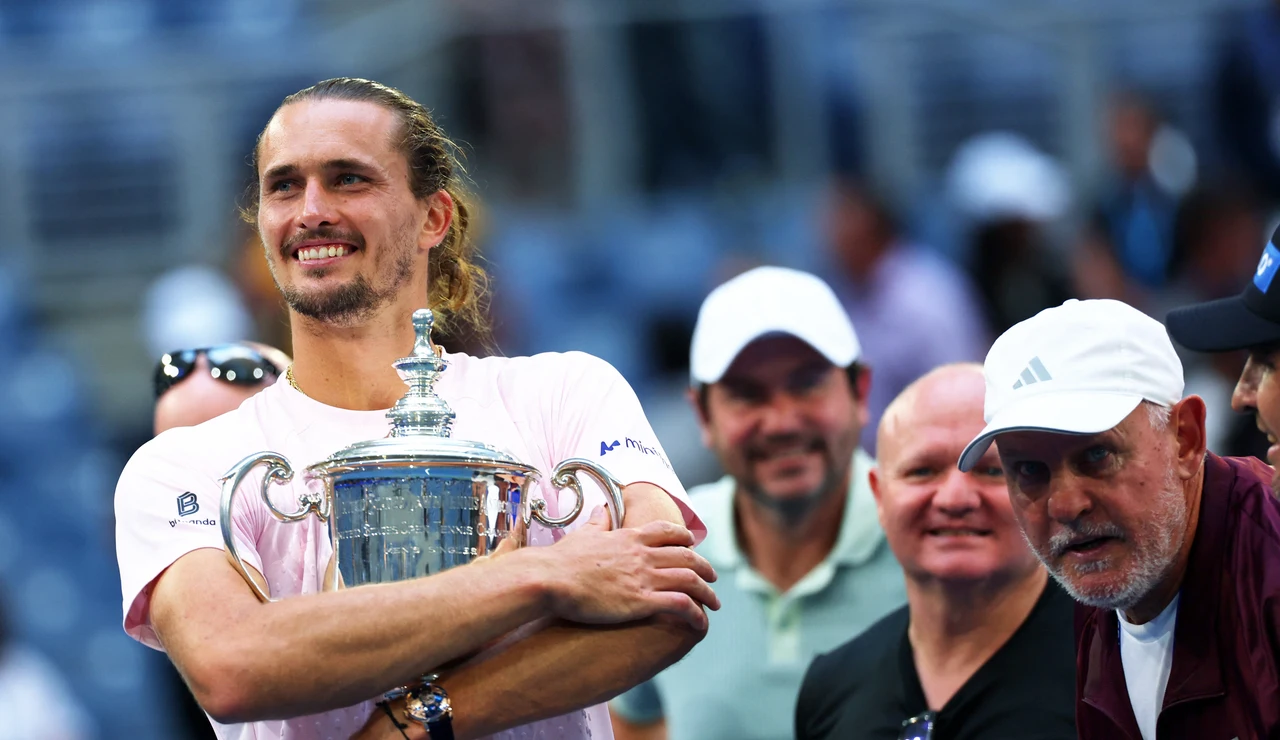 Alexander Zverev sonríe con el trofeo del US Open el pasado domingo