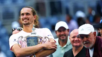 Alexander Zverev sonríe con el trofeo del US Open el pasado domingo Alexander Zverev sonríe con el trofeo del US Open el pasado domingo