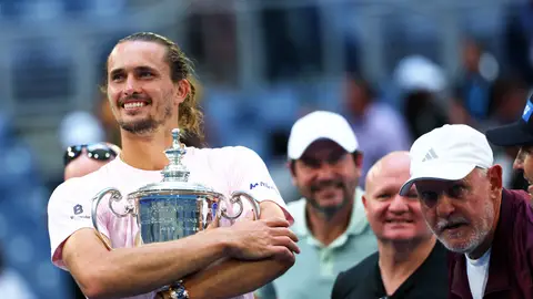 Alexander Zverev sonríe con el trofeo del US Open el pasado domingo Alexander Zverev sonríe con el trofeo del US Open el pasado domingo