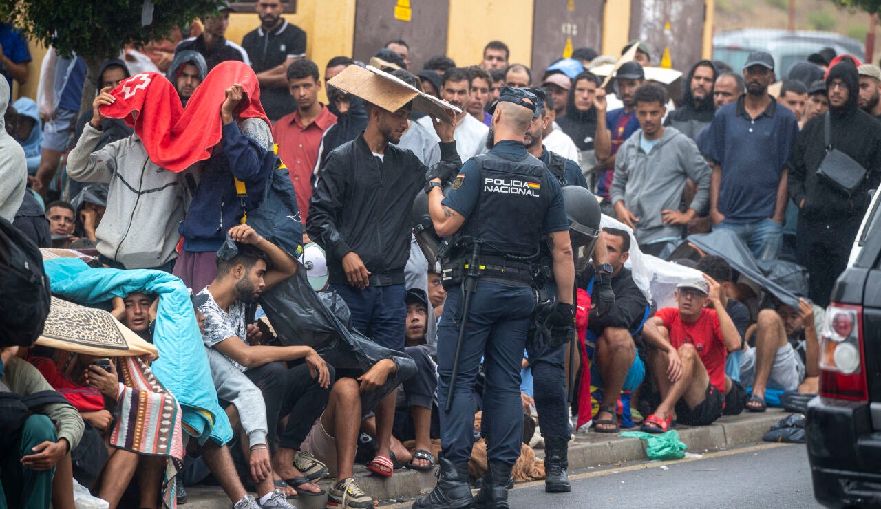 Varios agentes de la Polic&iacute;a Nacional controlan las colas de inmigrantes, a 1 de septiembre de 2026, en Ceuta