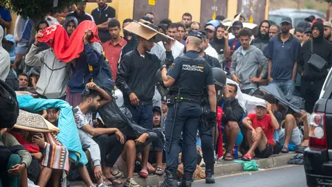 Varios agentes de la Policía Nacional controlan las colas de inmigrantes, a 1 de septiembre de 2026, en Ceuta Varios agentes de la Policía Nacional controlan las colas de inmigrantes, a 1 de septiembre de 2026, en Ceuta