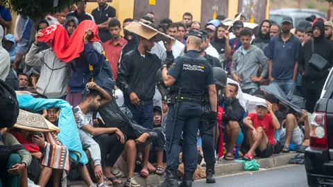 arios agentes de la Policía Nacional controlan las colas de inmigrantes, a 1 de septiembre de 2026, en Ceuta (España arios agentes de la Policía Nacional controlan las colas de inmigrantes, a 1 de septiembre de 2026, en Ceuta (España