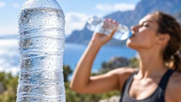 Una persona bebiendo una botella de agua