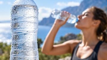 Una persona bebiendo una botella de agua