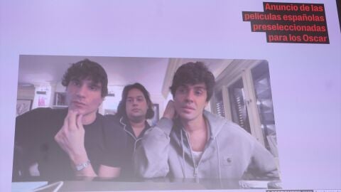 Los directores de 'La bola negra', Javier Calvo y Javier Ambrossi y el actor Brays Efe durante el anuncio 