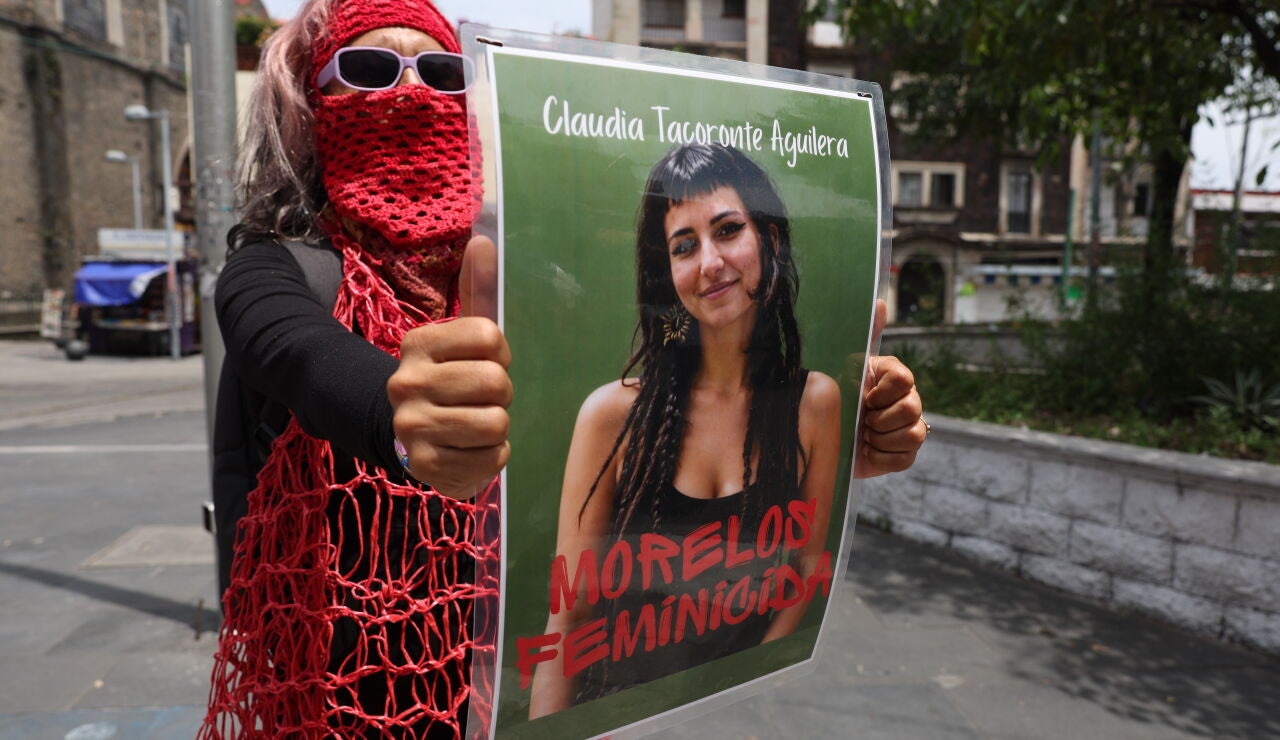  Una persona sostiene un cartel durante una manifestaci&oacute;n para exigir justicia por el asesinato de la estudiante espa&ntilde;ola Claudia Tacoronte Aguilera, este martes en Cuernavaca, Morelos (M&eacute;xico)