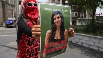 Una persona sostiene un cartel durante una manifestación para exigir justicia por el asesinato de la estudiante española Claudia Tacoronte Aguilera, este martes en Cuernavaca, Morelos (México) Una persona sostiene un cartel durante una manifestación para exigir justicia por el asesinato de la estudiante española Claudia Tacoronte Aguilera, este martes en Cuernavaca, Morelos (México)