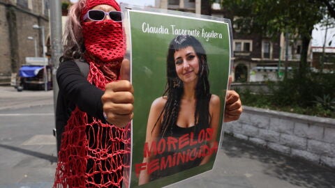  Una persona sostiene un cartel durante una manifestaci&oacute;n para exigir justicia por el asesinato de la estudiante espa&ntilde;ola Claudia Tacoronte Aguilera, este martes en Cuernavaca, Morelos (M&eacute;xico)