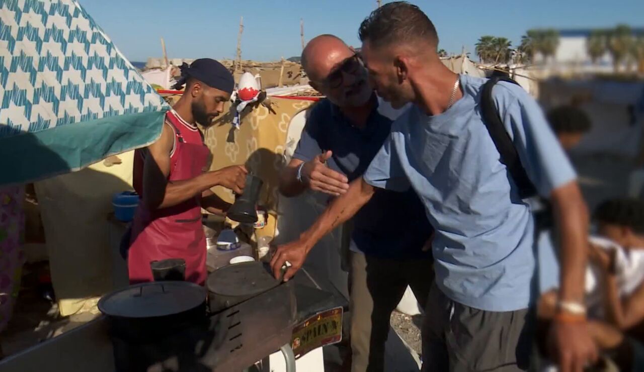 El negocio clandestino se instala en las playas de Ceuta: desde recargas de m&oacute;viles hasta cortes de pelo