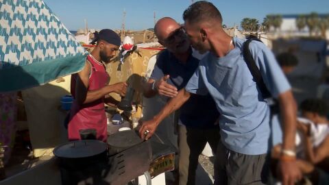 El negocio clandestino se instala en las playas de Ceuta: desde recargas de m&oacute;viles hasta cortes de pelo