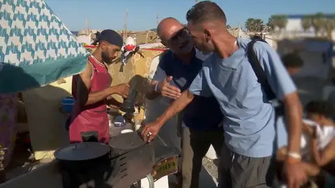 El negocio clandestino se instala en las playas de Ceuta: desde recargas de móviles hasta cortes de pelo El negocio clandestino se instala en las playas de Ceuta: desde recargas de móviles hasta cortes de pelo