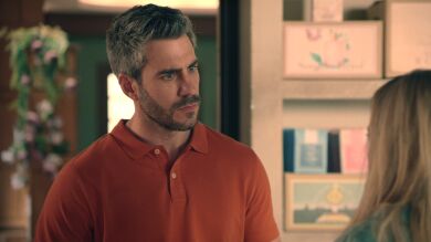 Andrés oculta a Valentina el verdadero motivo de su contratación como secretaria 
