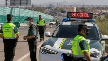 Agentes de la guardia civil durante un control de alcoholemia y drogas en una imagen de archivo