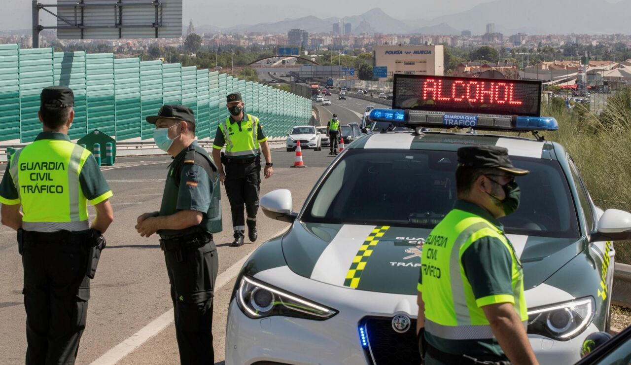 Agentes de la guardia civil durante un control de alcoholemia y drogas en una imagen de archivo