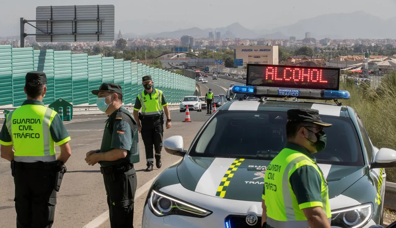Agentes de la guardia civil durante un control de alcoholemia y drogas en una imagen de archivo