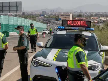 Agentes de la guardia civil durante un control de alcoholemia y drogas en una imagen de archivo Agentes de la guardia civil durante un control de alcoholemia y drogas en una imagen de archivo