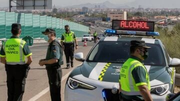 Agentes de la guardia civil durante un control de alcoholemia y drogas en una imagen de archivo
