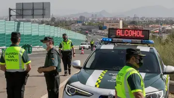 Agentes de la guardia civil durante un control de alcoholemia y drogas en una imagen de archivo Agentes de la guardia civil durante un control de alcoholemia y drogas en una imagen de archivo