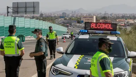 Agentes de la guardia civil durante un control de alcoholemia y drogas en una imagen de archivo Agentes de la guardia civil durante un control de alcoholemia y drogas en una imagen de archivo