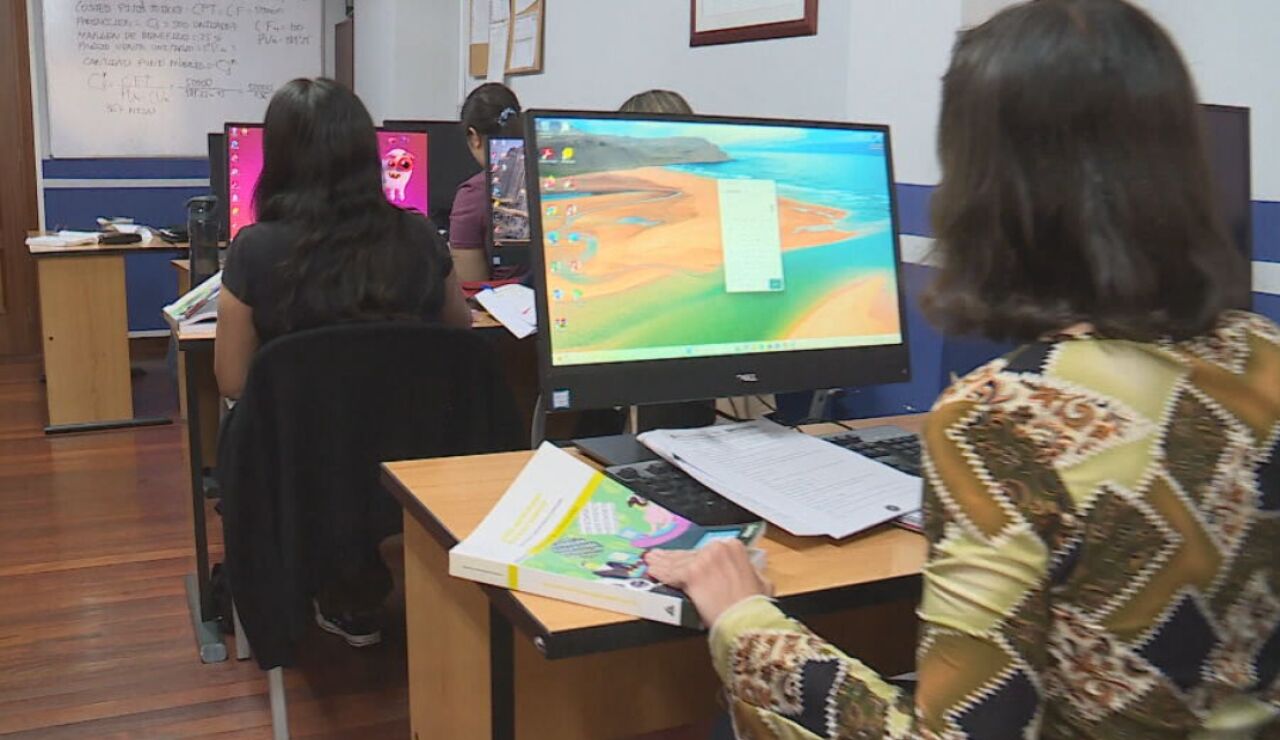 J&oacute;venes preparando una opositores
