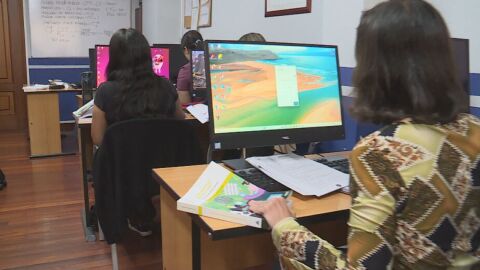 J&oacute;venes preparando una opositores