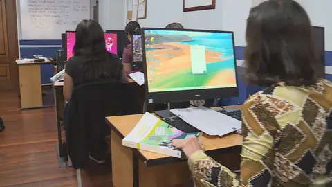 Jóvenes preparando una opositores Jóvenes preparando una opositores