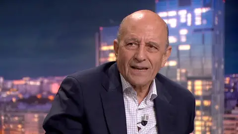 Zarzalejos cuestiona la relación del Gobierno con la Corona: "Hay muchas formas de horadar la monarquía" Zarzalejos cuestiona la relación del Gobierno con la Corona: "Hay muchas formas de horadar la monarquía"