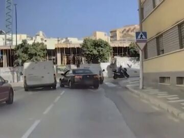 Un coche graba a un conductor temerario que casi choca con una furgoneta en M&aacute;laga