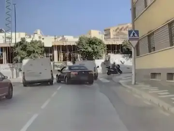 Un coche graba a un conductor temerario que casi choca con una furgoneta en Málaga Un coche graba a un conductor temerario que casi choca con una furgoneta en Málaga