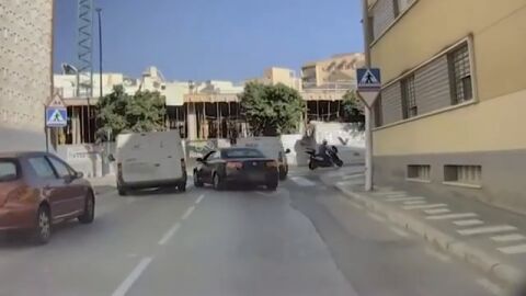 Un coche graba a un conductor temerario que casi choca con una furgoneta en M&aacute;laga