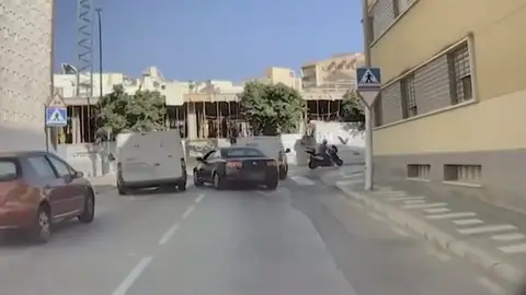 Un coche graba a un conductor temerario que casi choca con una furgoneta en Málaga Un coche graba a un conductor temerario que casi choca con una furgoneta en Málaga