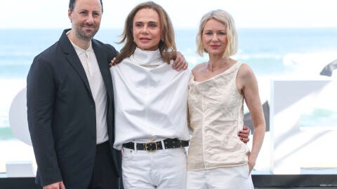 Naomi Watts, Ben Shirinian y Lena Olin presentan The Housewife en el Festival de San Sebastián