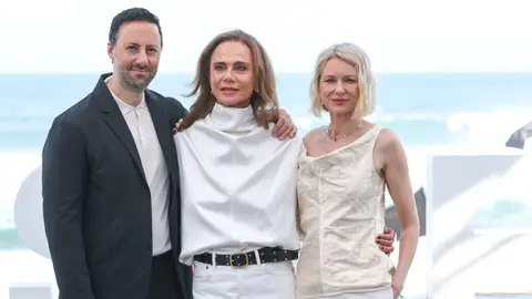 Naomi Watts, Ben Shirinian y Lena Olin presentan The Housewife en el Festival de San Sebastián Naomi Watts, Ben Shirinian y Lena Olin presentan The Housewife en el Festival de San Sebastián