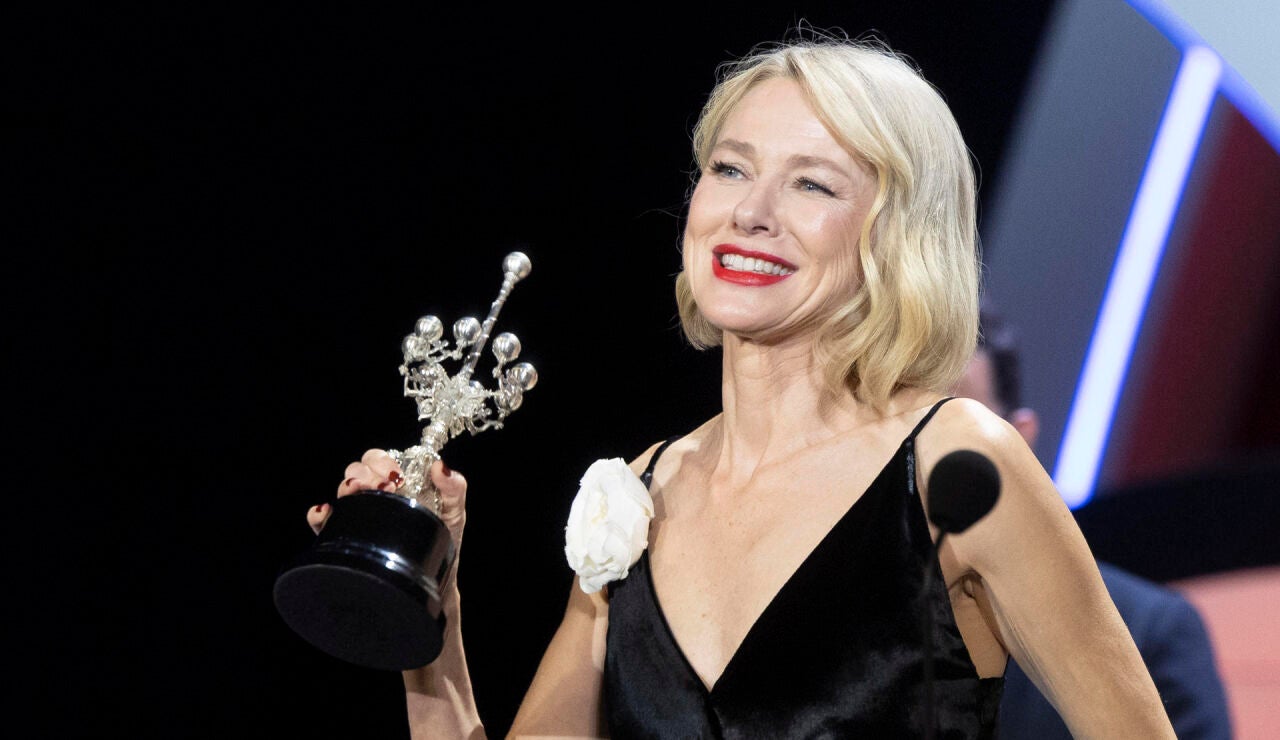 Naomi Watts, emocionada levantando su Premio Donostia