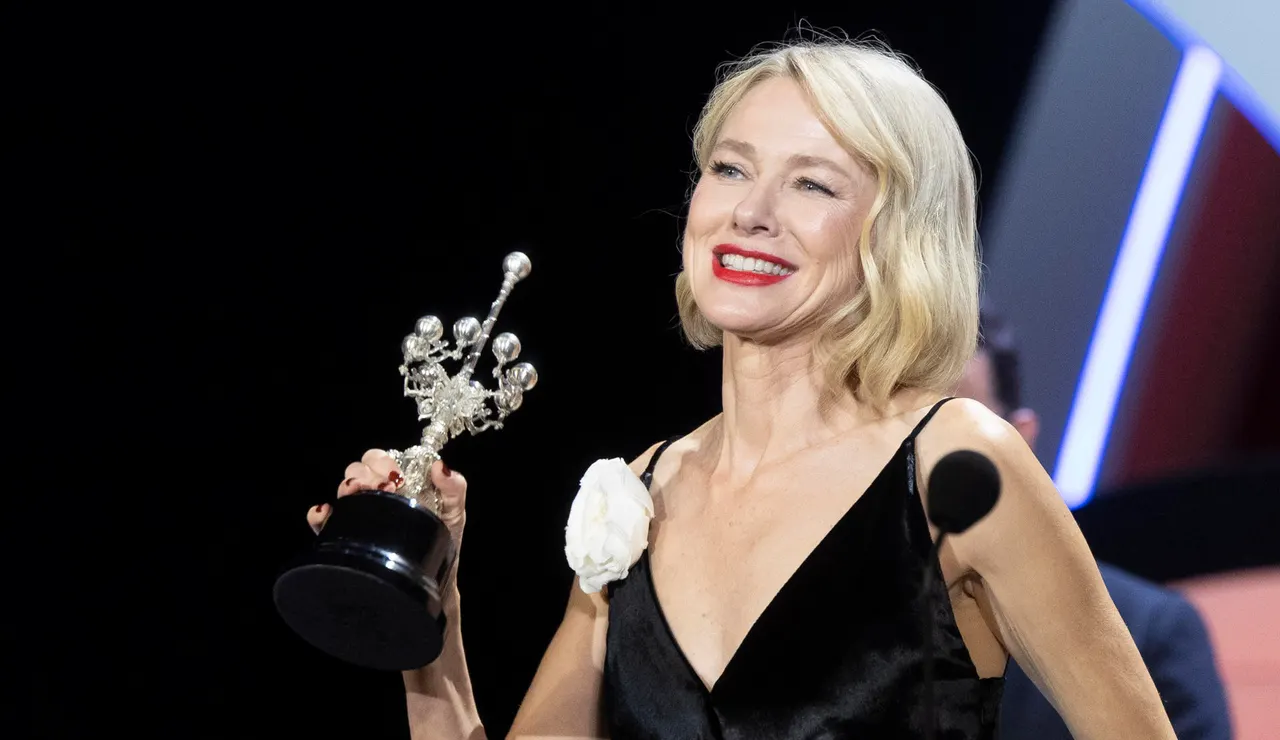 Naomi Watts, emocionada levantando su Premio Donostia