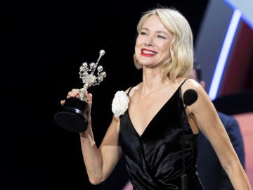 Naomi Watts, emocionada levantando su Premio Donostia