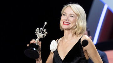 Naomi Watts, emocionada levantando su Premio Donostia