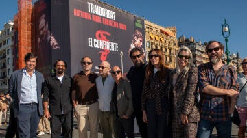 El equipo de El confidente junto al cartel de la pel&iacute;cula