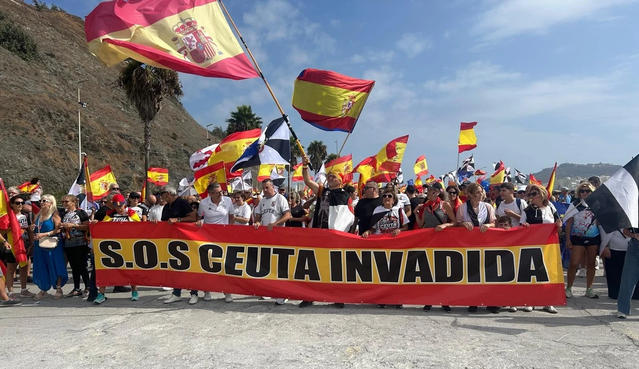 Marcha de ceutíes hacia el Tarajal para defender la españolidad de la ciudad