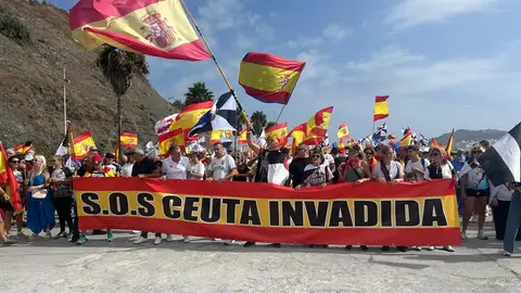 Marcha de ceutíes hacia el Tarajal para defender la españolidad de la ciudad Marcha de ceutíes hacia el Tarajal para defender la españolidad de la ciudad