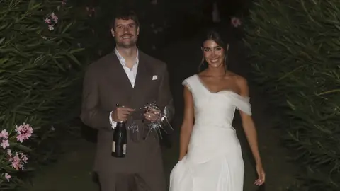 El ya matrimonio posando ante la prensa El ya matrimonio posando ante la prensa