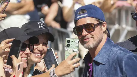 Brad Pitt junto a sus fans Brad Pitt junto a sus fans