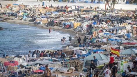 Migrantes en chabolas, en la playa de Trampol&iacute;n, a 19 de septiembre de 2026, en Ceuta (Espa&ntilde;a). M&aacute;s de 2.000 personas migrantes han regresado a los asentamientos en las playas ceut&iacute;es del Trampol&iacute;n y de Ben&iacute;tez tras completarse la capacidad del dispositivo provisional de acogida instalado en el puerto de la ciudad. Hasta el traslado de este viernes 18 de septiembre se estimaba que m&aacute;s de 4.000 personas en situaci&oacute;n irregular habitaban las chabolas de las playas. De ellas, solo 1.700 han podid...