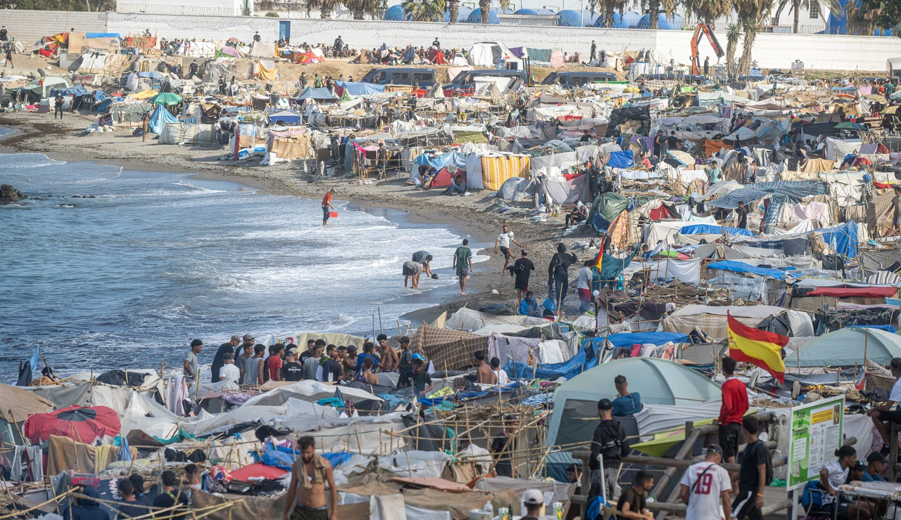 Más de 2.000 migrantes vuelven a las playas ceutíes de Trampolín y Benítez tras quedar fuera del campamento del Puerto