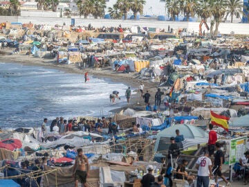 M&aacute;s de 2.000 migrantes vuelven a las playas ceut&iacute;es de Trampol&iacute;n y Ben&iacute;tez tras quedar fuera del campamento del Puerto 