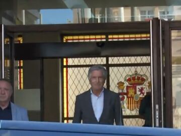 Ceuta vuelve a despedir a Marlaska entre pitos y abucheos: "Perro, traidor" Ceuta vuelve a despedir a Marlaska entre pitos y abucheos: "Perro, traidor"