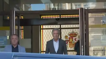 Ceuta vuelve a despedir a Marlaska entre pitos y abucheos: "Perro, traidor" Ceuta vuelve a despedir a Marlaska entre pitos y abucheos: "Perro, traidor"